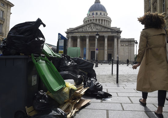 أكوام القمامة تملأ شوارع عاصمة النور باريس بعد إضرابات العمال (6)