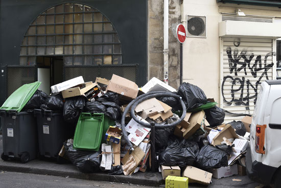 أكوام القمامة تملأ شوارع عاصمة النور باريس بعد إضرابات العمال (10)