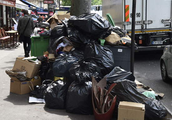 أكوام القمامة تملأ شوارع عاصمة النور باريس بعد إضرابات العمال (11)