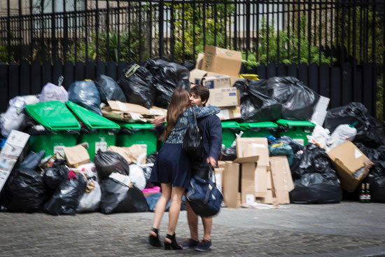 أكوام القمامة تملأ شوارع عاصمة النور باريس بعد إضرابات العمال (13)