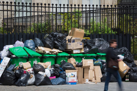 أكوام القمامة تملأ شوارع عاصمة النور باريس بعد إضرابات العمال (14)