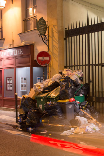 أكوام القمامة تملأ شوارع عاصمة النور باريس بعد إضرابات العمال (18)