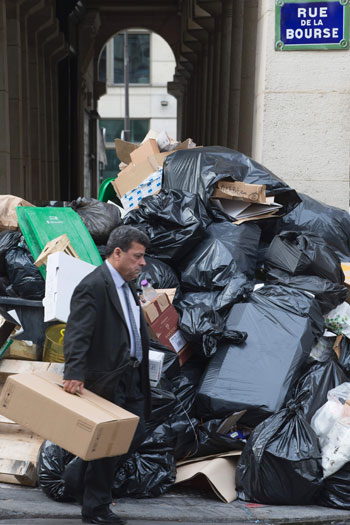 أكوام القمامة تملأ شوارع عاصمة النور باريس بعد إضرابات العمال (19)
