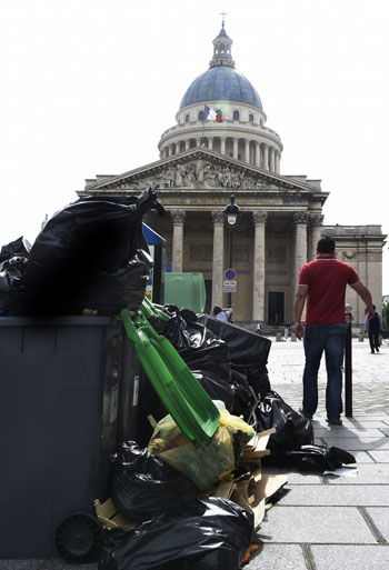 أكوام القمامة تملأ شوارع عاصمة النور باريس بعد إضرابات العمال (20)