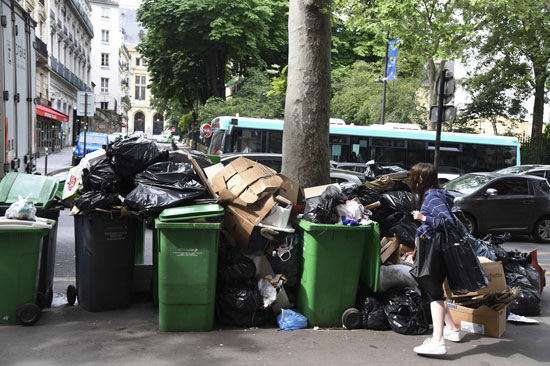أكوام القمامة تملأ شوارع عاصمة النور باريس بعد إضرابات العمال (7)