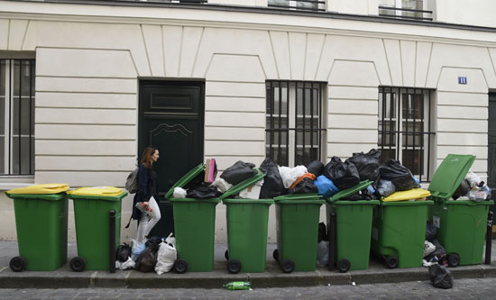 أكوام القمامة تملأ شوارع عاصمة النور باريس بعد إضرابات العمال (8)