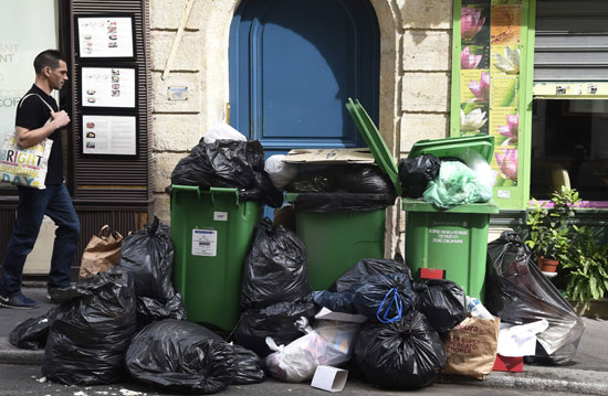 أكوام القمامة تملأ شوارع عاصمة النور باريس بعد إضرابات العمال (9)