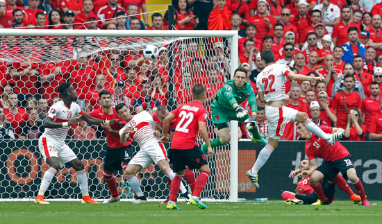مباراة سويسرا وألبانيا (1)