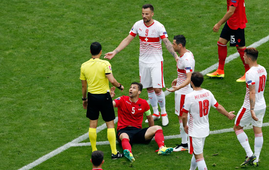 مباراة سويسرا وألبانيا (5)