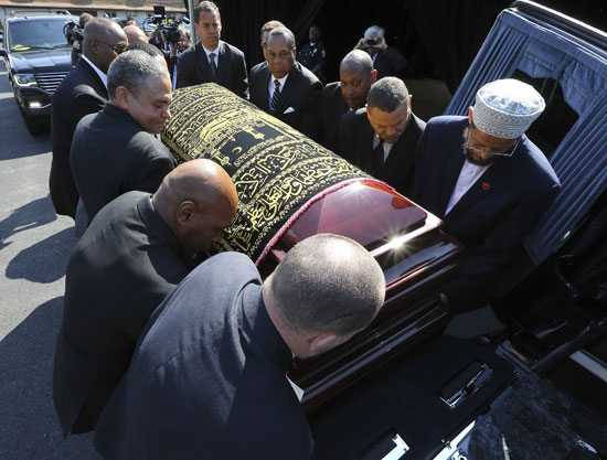 ويل سميث يحمل نعش كلاى فى جنازته بولاية كنتاكى (1)