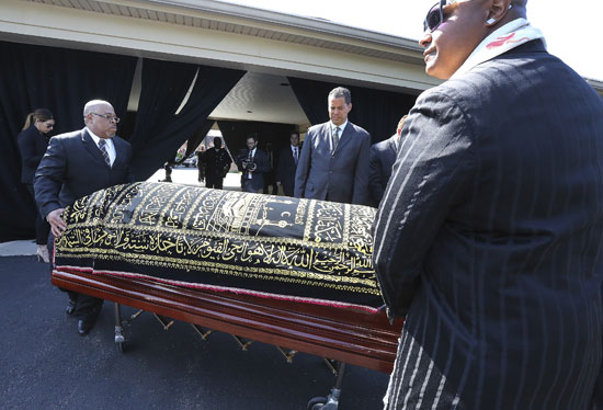 ويل سميث يحمل نعش كلاى فى جنازته بولاية كنتاكى (3)