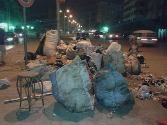 شكوى من انبعاث الأدخنة الناجمة عن حرق القمامة بشوارع المرج (1)