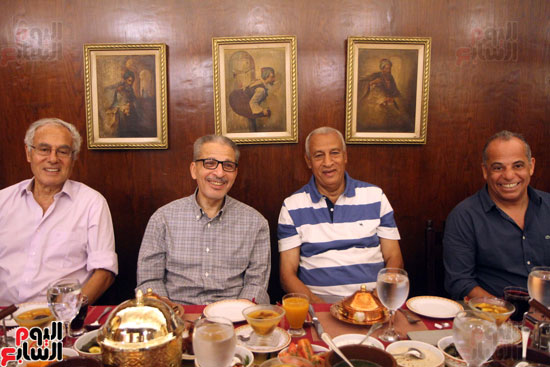 السفير السعودى واصدقائه المصريون يناولون الافطار بالحسين (2)
