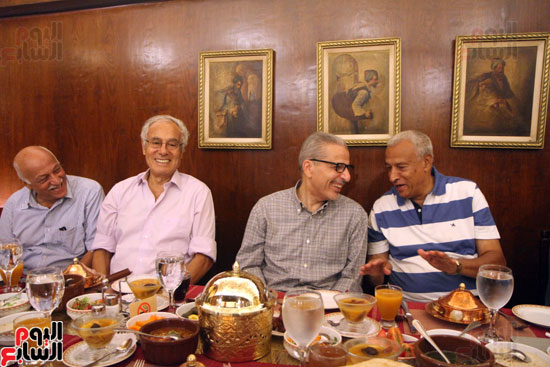 السفير السعودى واصدقائه المصريون يناولون الافطار بالحسين (7)