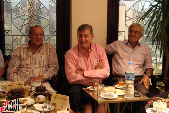 السفير السعودى واصدقائه المصريون يناولون الافطار بالحسين (9)