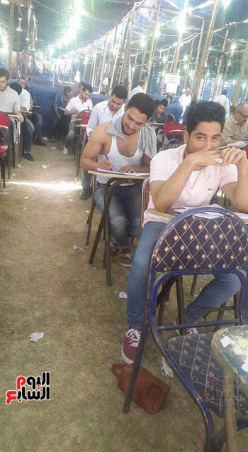 طالب يخلع قميصه أثناء الامتحان - جامعة القاهرة