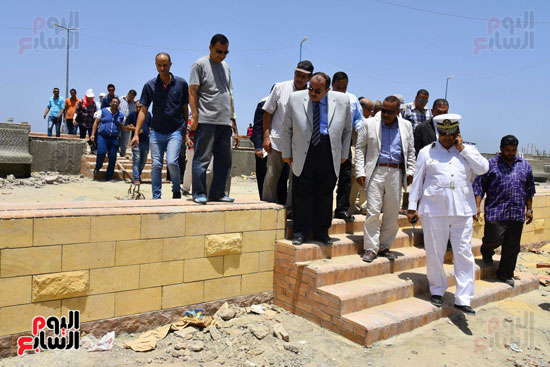 محمد عبد الظاهر محافظ الإسكندرية يتفقد أعمال تطوير منطقة بئر مسعود (1)
