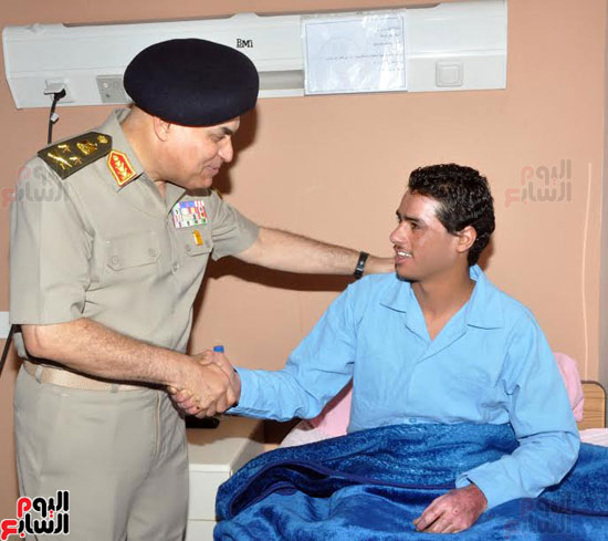 وزير الدفاع يزور مصابى العمليات فى سيناء (2)