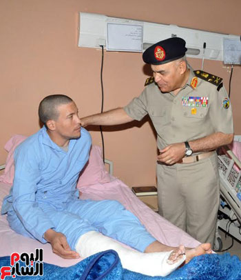 وزير الدفاع يزور مصابى العمليات فى سيناء (3)