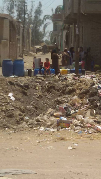 انقطاع المياه بقرية أبو عوينات (2)