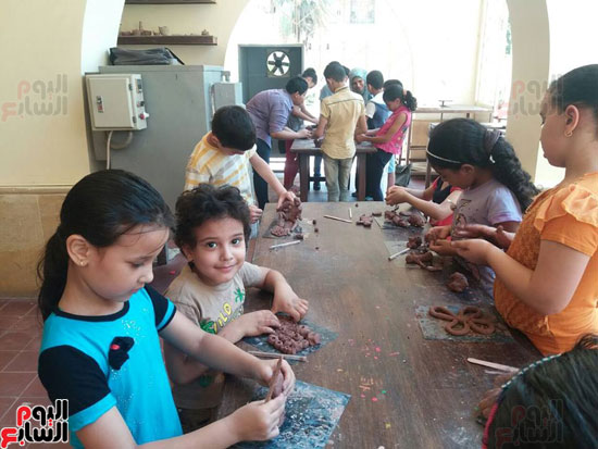 تفعيل ورش الأطفال بتشكيل مجسمات طينية بمركز راتب صديق الثقافى (2)