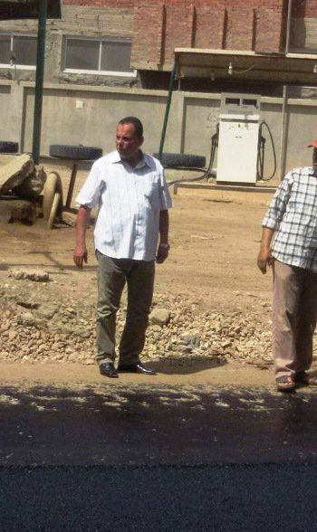رصف طريق أبو شلبى بالشرقية استعدادا لزيارة رئيس الوزارء لافتتاح محطة المياه (3)