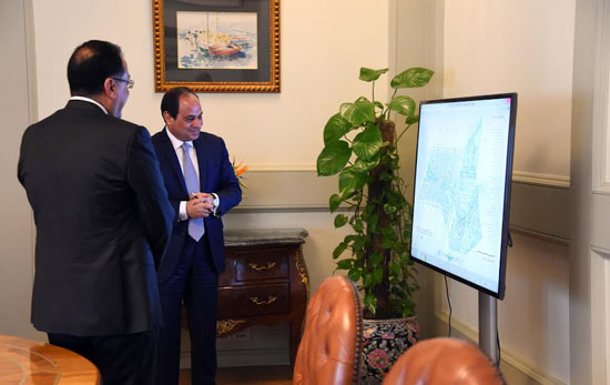 الرئيس السيسي مع رئيس الوزراء ووزير الإسكان (1)