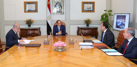 الرئيس السيسي مع رئيس الوزراء ووزير الإسكان (2)