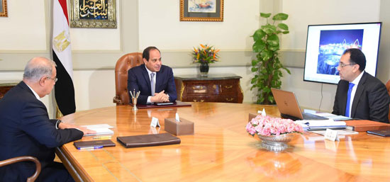 الرئيس السيسي مع رئيس الوزراء ووزير الإسكان (3)