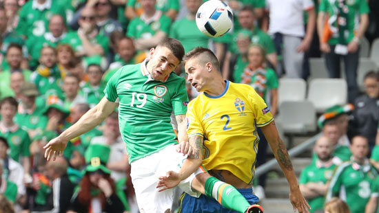 منتخب السويد يتعادل مع أيرلندا  (1)