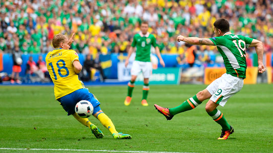 منتخب السويد يتعادل مع أيرلندا  (2)