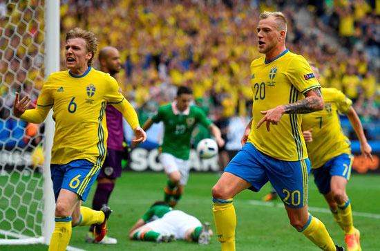 منتخب السويد يتعادل مع أيرلندا  (7)