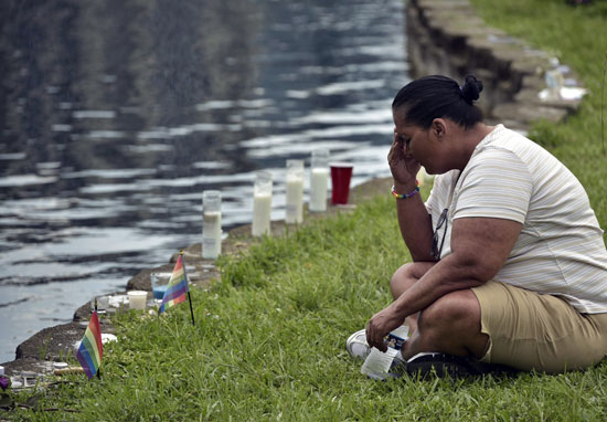 وقفة بالشموع لأقارب وأصدقاء ضحايا ملهى المثليين فى فلوريدا (16)