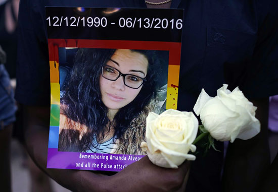 وقفة بالشموع لأقارب وأصدقاء ضحايا ملهى المثليين فى فلوريدا (17)