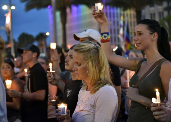 وقفة بالشموع لأقارب وأصدقاء ضحايا ملهى المثليين فى فلوريدا (19)