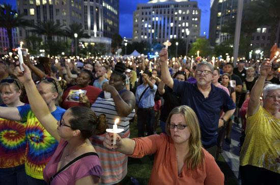 وقفة بالشموع لأقارب وأصدقاء ضحايا ملهى المثليين فى فلوريدا (20)