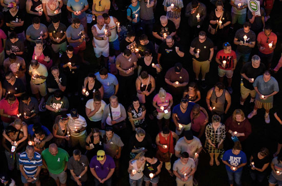وقفة بالشموع لأقارب وأصدقاء ضحايا ملهى المثليين فى فلوريدا (21)