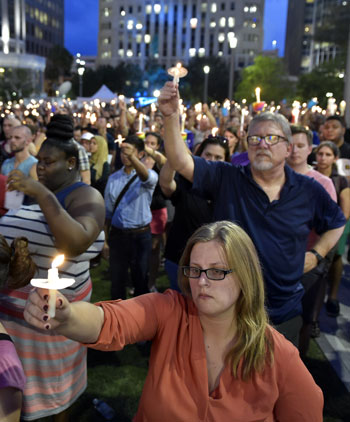 وقفة بالشموع لأقارب وأصدقاء ضحايا ملهى المثليين فى فلوريدا (22)