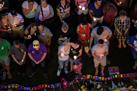 وقفة بالشموع لأقارب وأصدقاء ضحايا ملهى المثليين فى فلوريدا (25)