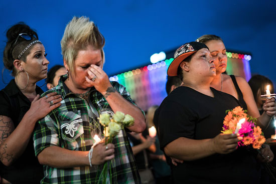وقفة بالشموع لأقارب وأصدقاء ضحايا ملهى المثليين فى فلوريدا (26)