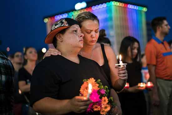 وقفة بالشموع لأقارب وأصدقاء ضحايا ملهى المثليين فى فلوريدا (27)