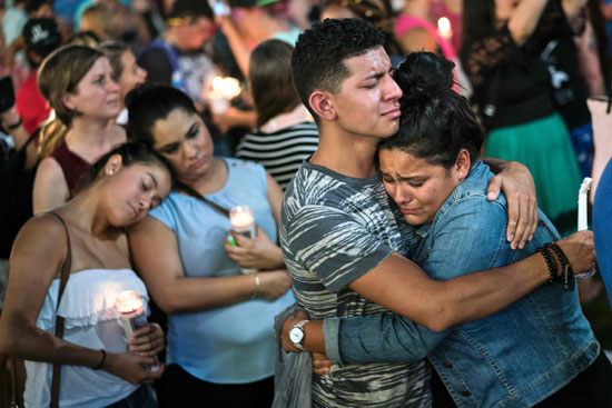 وقفة بالشموع لأقارب وأصدقاء ضحايا ملهى المثليين فى فلوريدا (32)