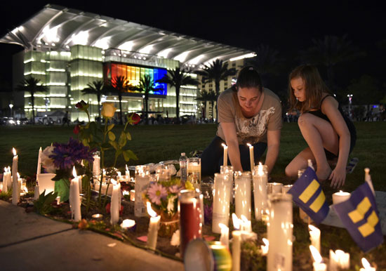 وقفة بالشموع لأقارب وأصدقاء ضحايا ملهى المثليين فى فلوريدا (33)