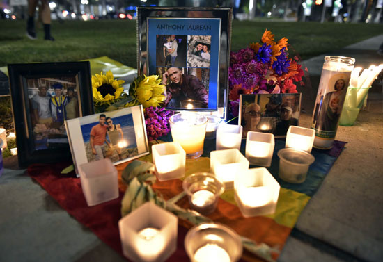 وقفة بالشموع لأقارب وأصدقاء ضحايا ملهى المثليين فى فلوريدا (34)
