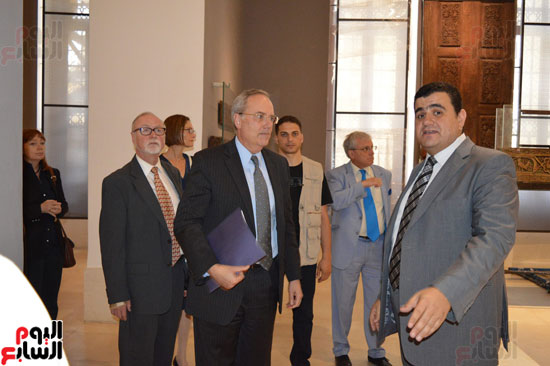 وفد السفارة الأمريكية يزور متحف الفن الإسلامى (1)