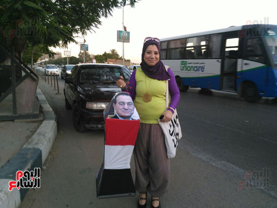 أنصار مبارك ينظمون إفطارا جماعيا أمام مستشفى المعادى العسكرى (2)