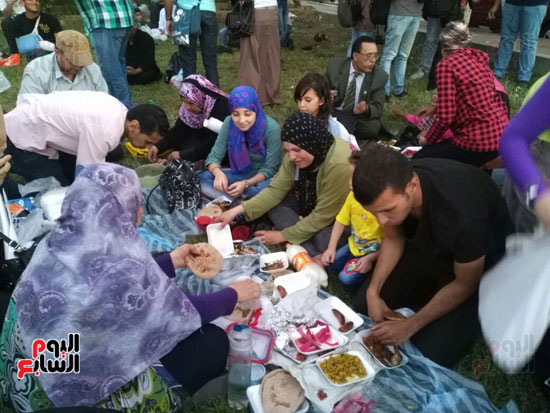 أنصار مبارك ينظمون إفطارا جماعيا أمام مستشفى المعادى العسكرى (10)