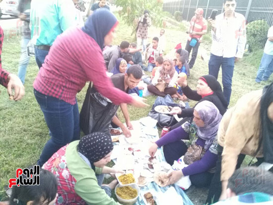أنصار مبارك ينظمون إفطارا جماعيا أمام مستشفى المعادى العسكرى (3)