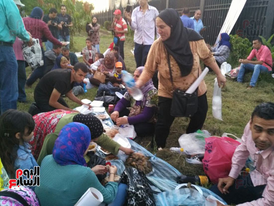 أنصار مبارك ينظمون إفطارا جماعيا أمام مستشفى المعادى العسكرى (4)