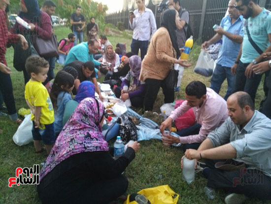 أنصار مبارك ينظمون إفطارا جماعيا أمام مستشفى المعادى العسكرى (6)